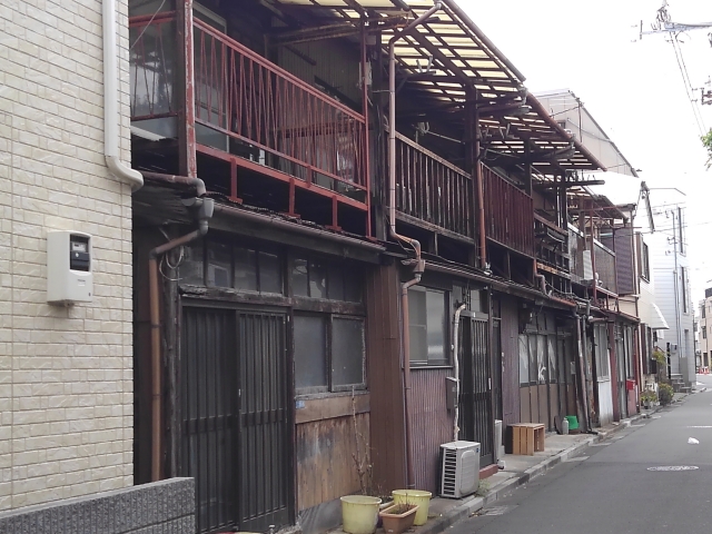 八尾市東本町1丁目にて古家付き土地の不動産買取契約
