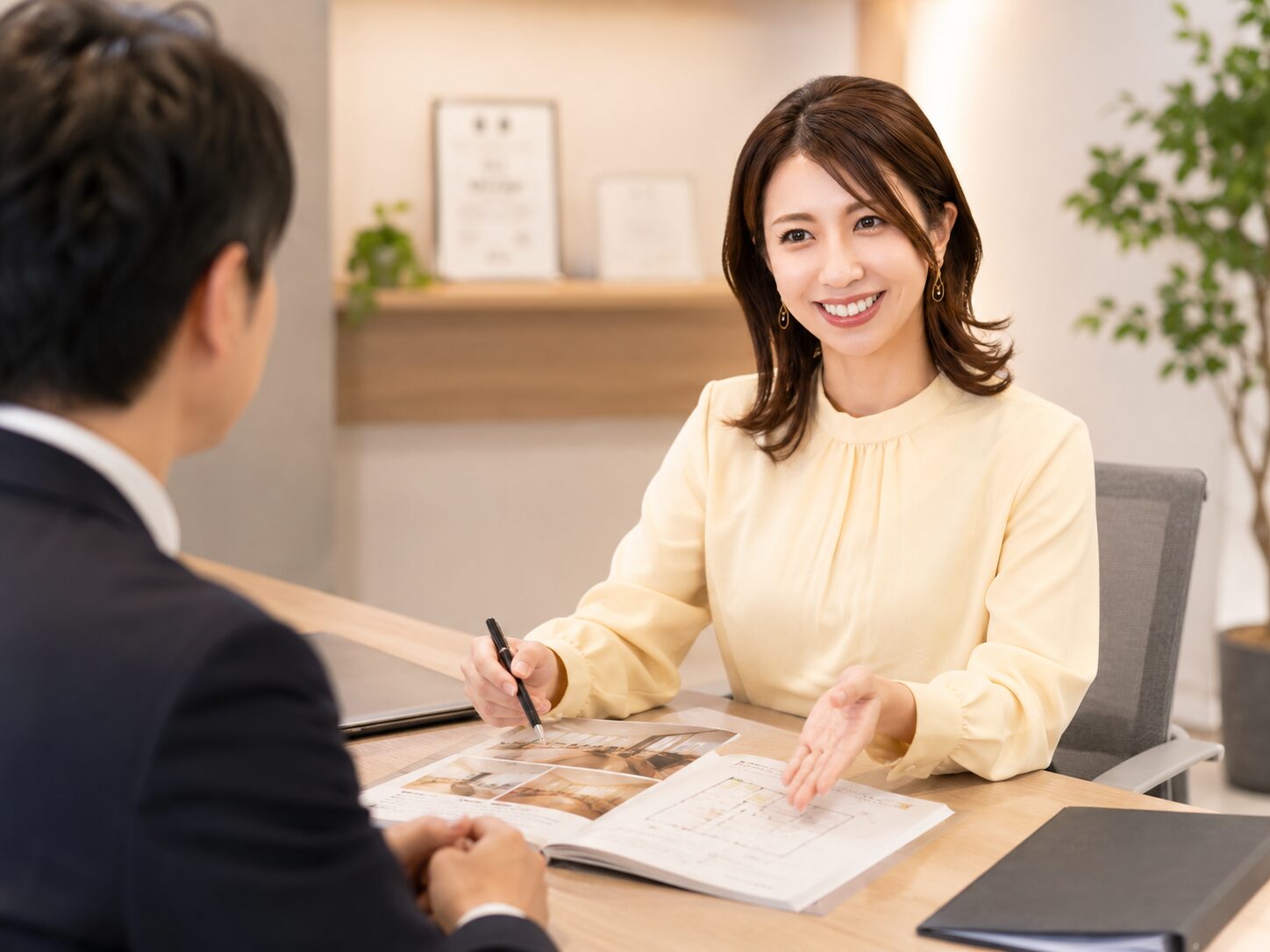 TSUBASAエステートで不動産売却について商談している様子
