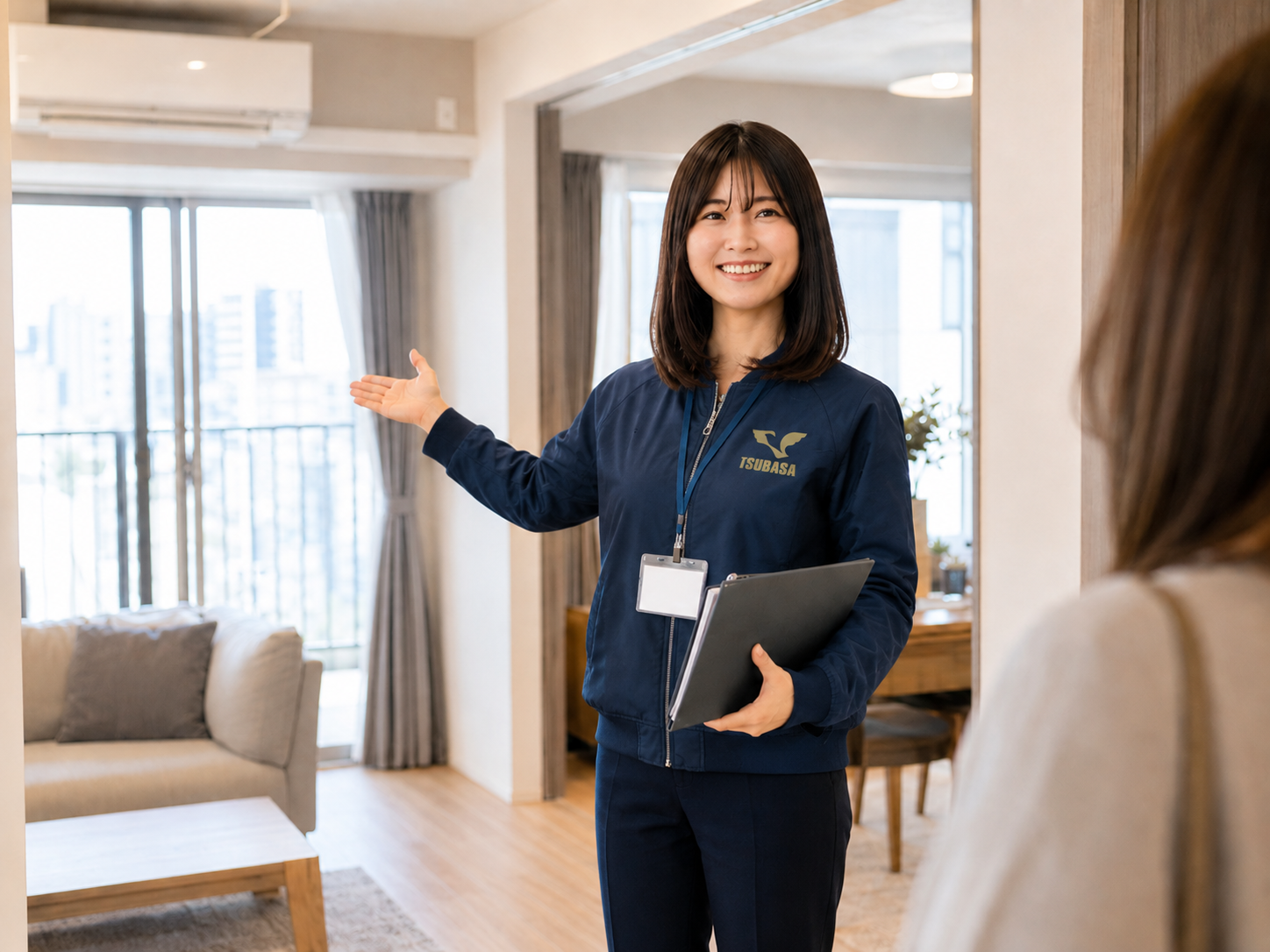 旧耐震マンションの住宅ローンについて説明するスタッフ
