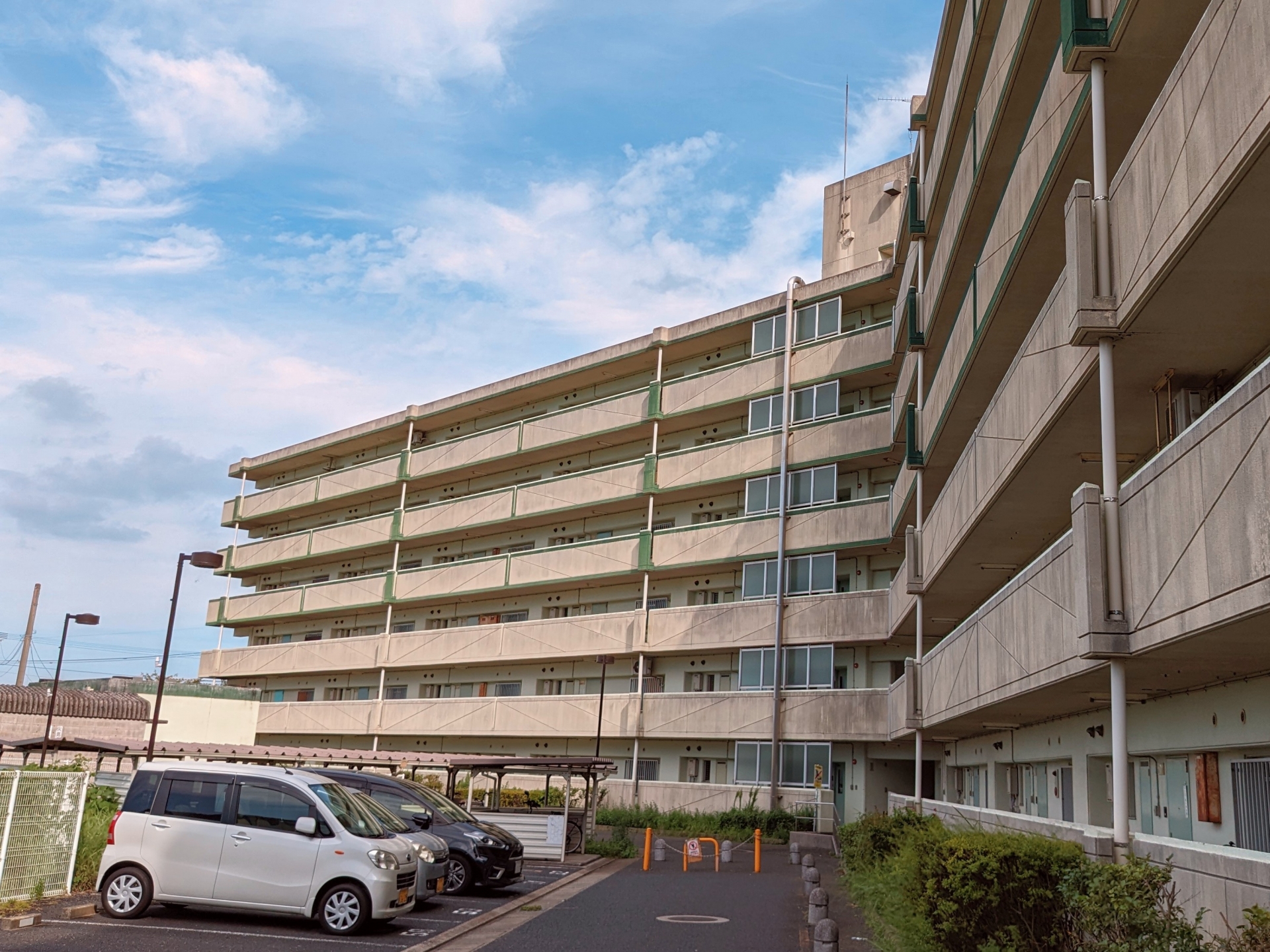 古いマンションの売却をイメージした建物